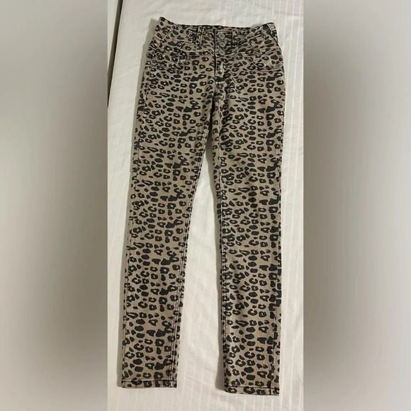 Almost Famous Animal Print Leopard Print Mid Rise Skinny Jeans Size 5 A2 - Picture 5 of 16